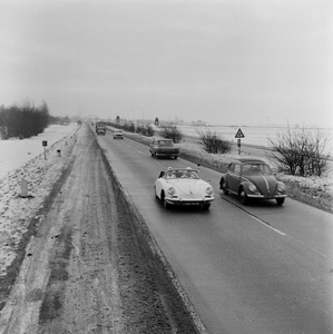 125642 Afbeelding van een Porsche van de Rijkspolitie op de Rijksweg 2 ten westen van Utrecht.